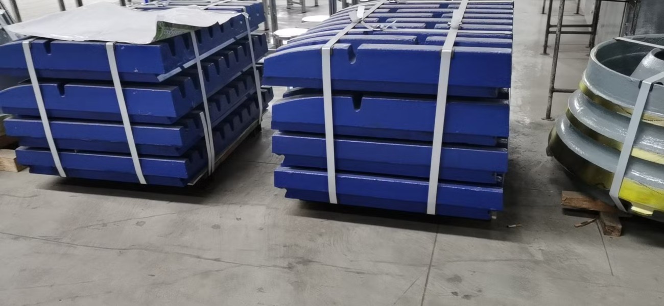 Taş Kırma Tesislerinde Palet Seçimi: Kromlu ve Manganlı Dökümün Farkları,